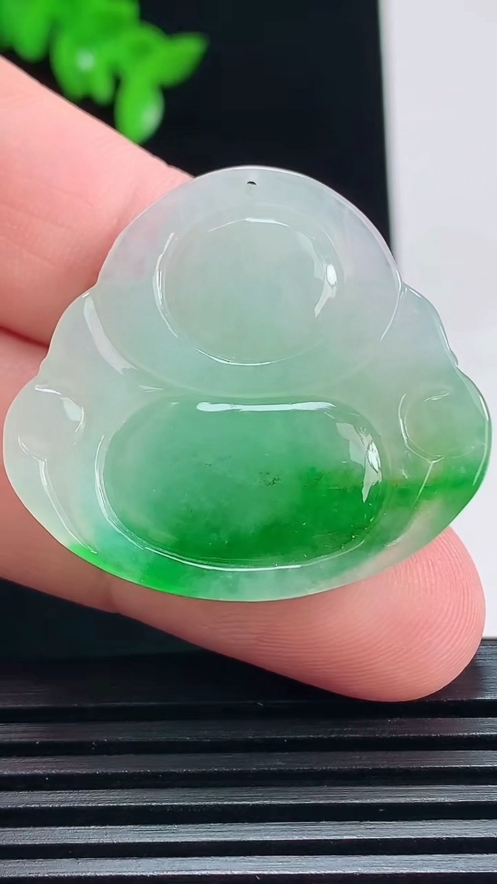 天然A货翡翠佛公吊坠，尺寸31-34-5.8 重量:9.80g
7月7日