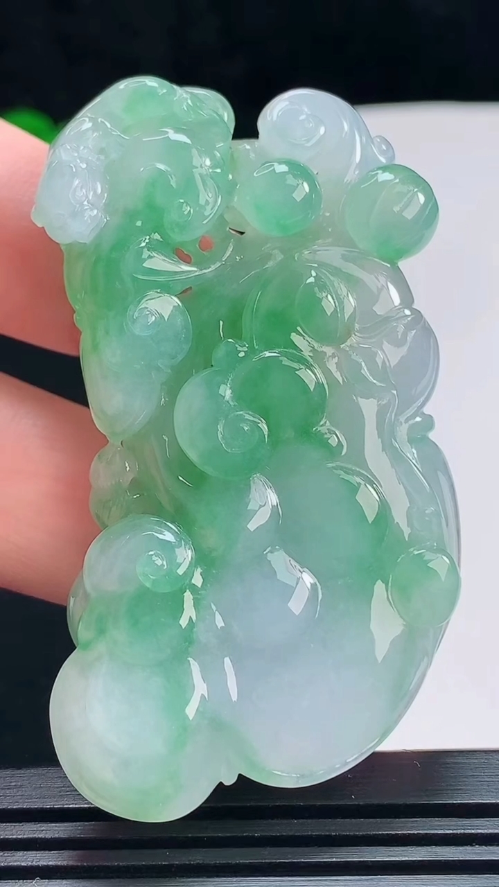 天然A货翡翠如意吊坠，尺寸64-34.6-13.2 重量:43.06g  hxl
7月7日