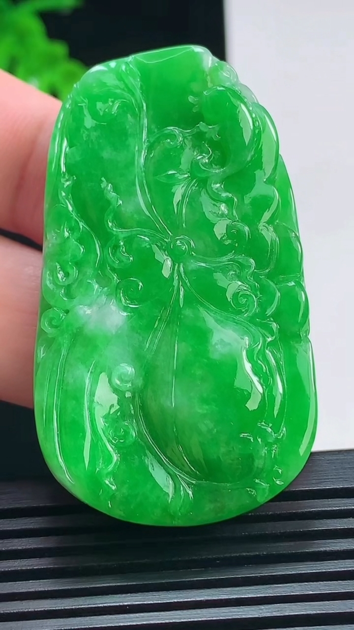 天然A货翡翠和和美美 荷叶鱼吊坠，尺寸54.6-31-9.3 重量:32.00g
7月7日