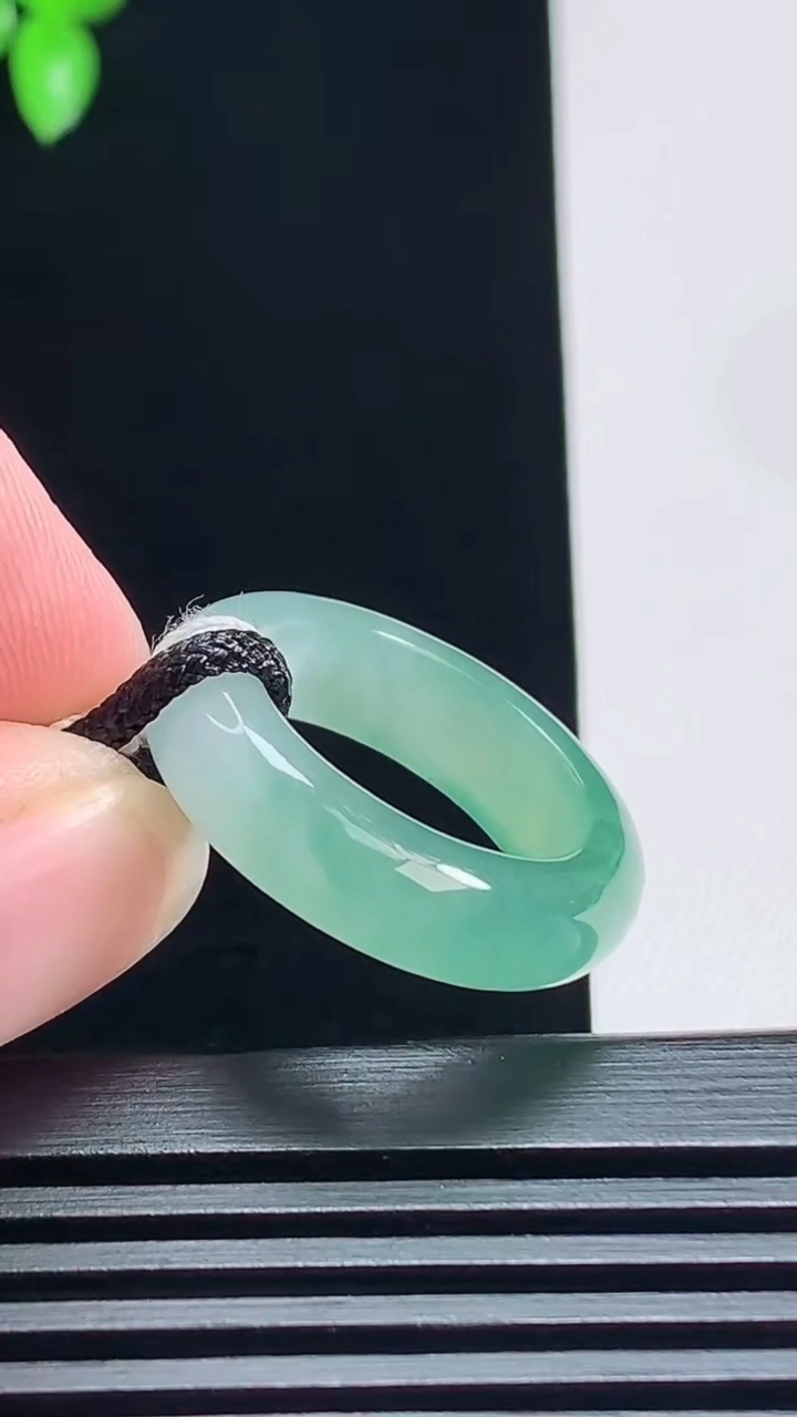 天然A货翡翠玉指环 戒指，尺寸17.2-6-3.6 重量:4.80g2026年7月7日
工厂直销收藏佳品,种好水足，色泽均匀，有种有色，上手高大气！