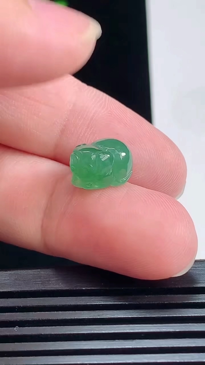 天然A货翡翠生肖猪吊坠，尺寸11.5-9-7 重量:1.50g
7月7日