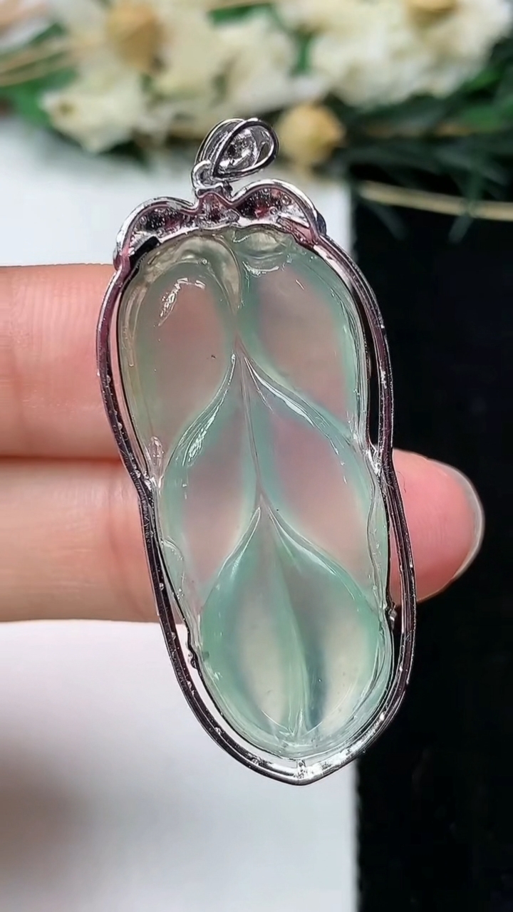 天然A货翡翠金枝玉叶 叶子吊坠，尺寸44-18-7，裸石34.2-15.8，重量:5.88g
7月8日