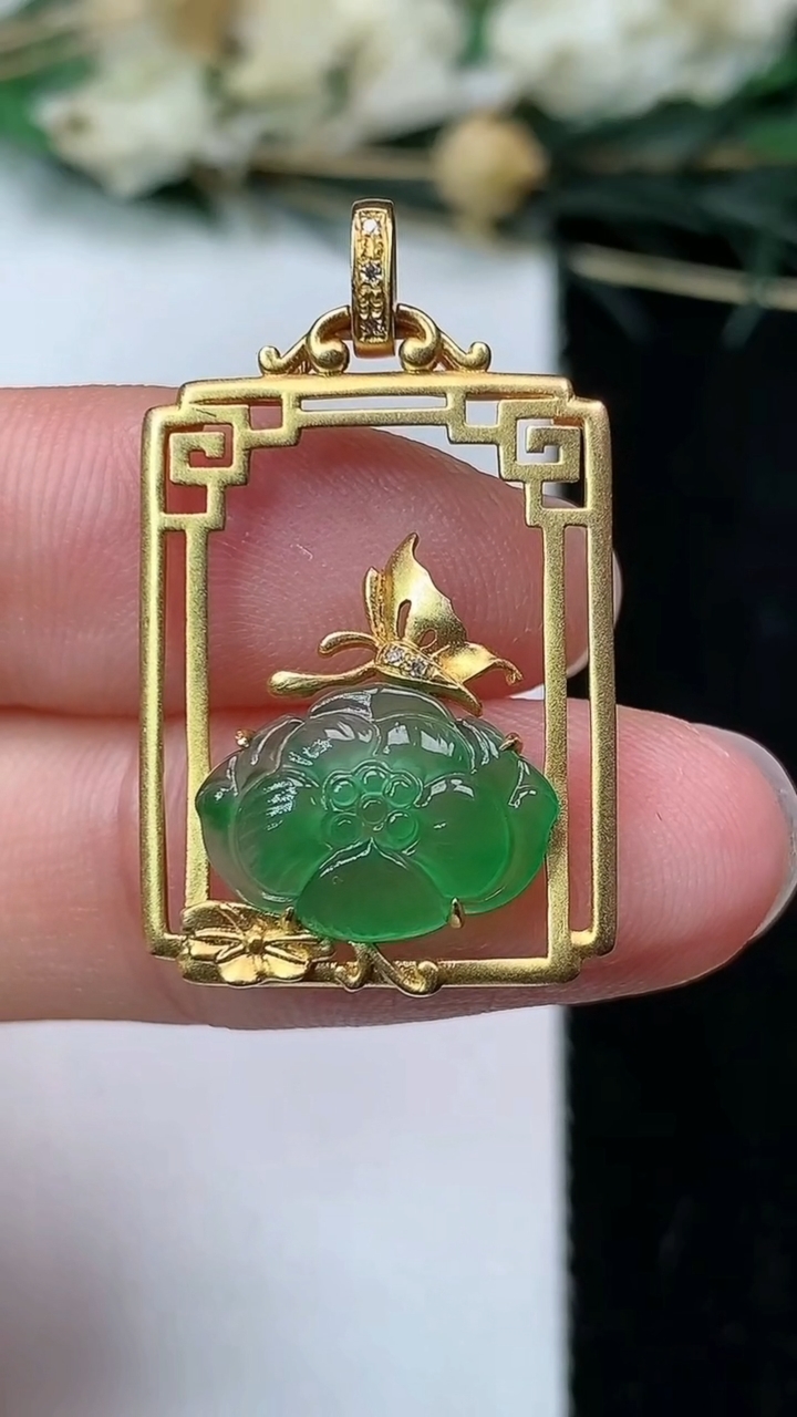 天然A货翡翠满绿和和美美 荷花吊坠，尺寸29-17.3-3.9，裸石9-13，重量:2.28g
7月