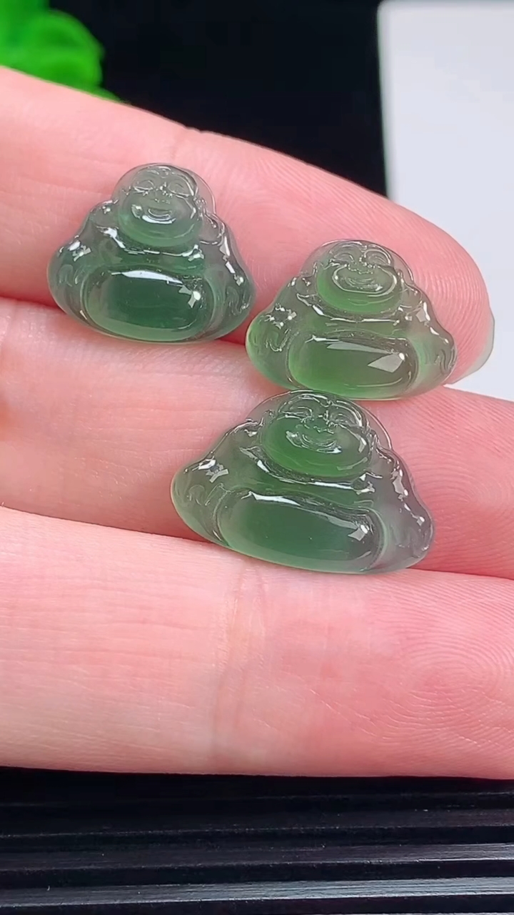 天然A货翡翠佛公镶嵌件一手，尺寸12.6-19-2.8 重量:3.37g
7月8日