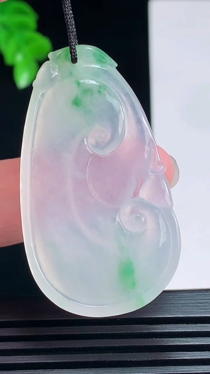 天然A货翡翠如意吊坠，尺寸46-26-5 重量:10.65g
7月8日