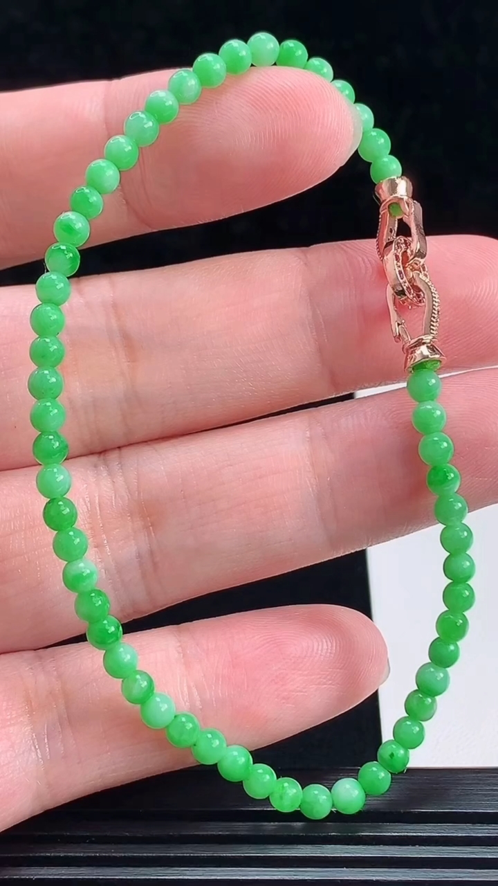 天然A货翡翠小米圆珠手串，尺寸3.5-54颗 重量:5.12g7月8日
工厂直销收藏佳品,种好水足，