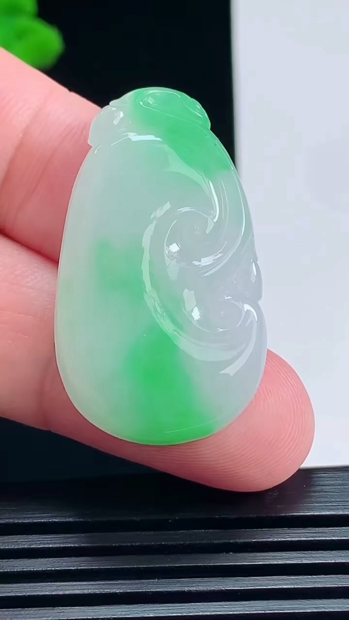 天然A货翡翠如意吊坠，尺寸36-21-5 重量:8.54g
7月8日