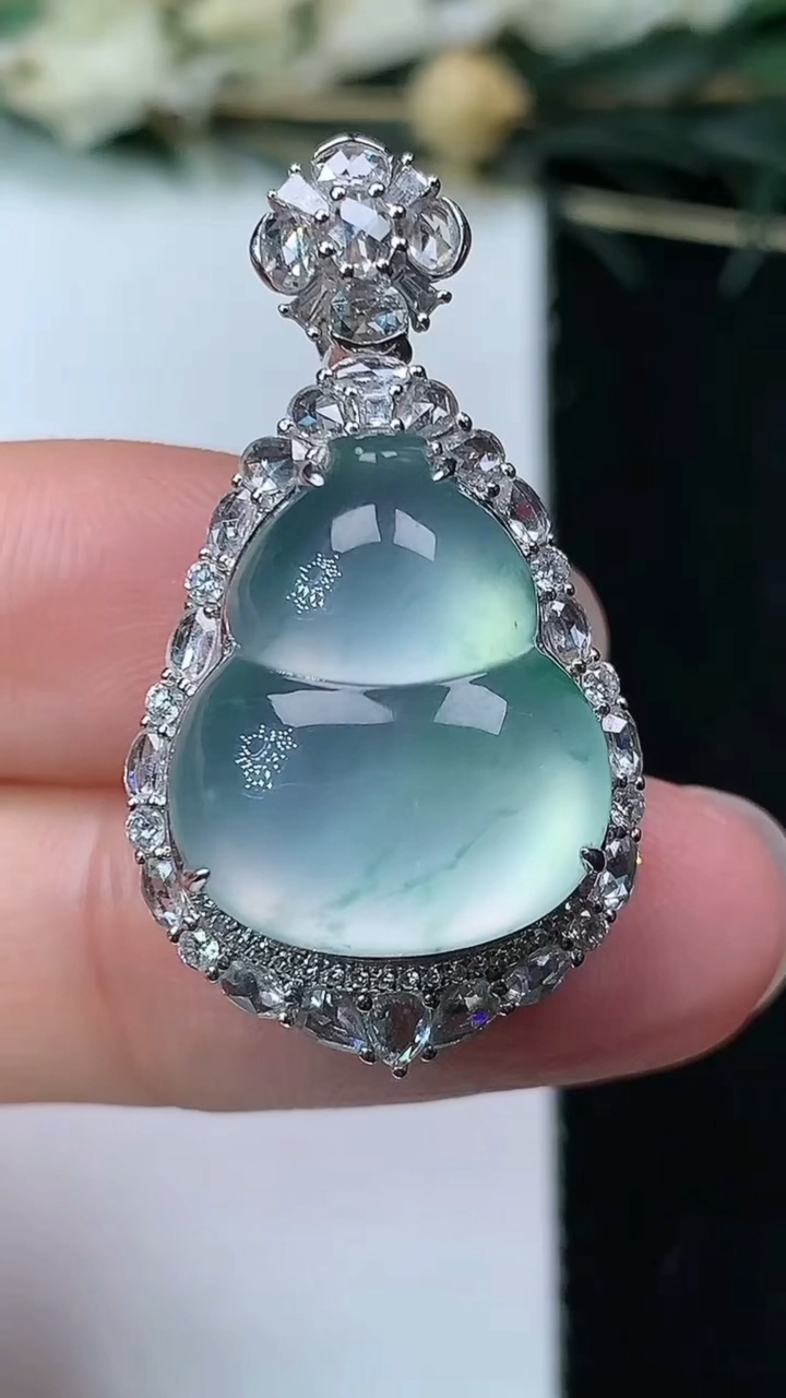 天然A货翡翠飘花葫芦吊坠，尺寸31.9-17.6-11.8，裸石17-14.4，重量:6.84g
7