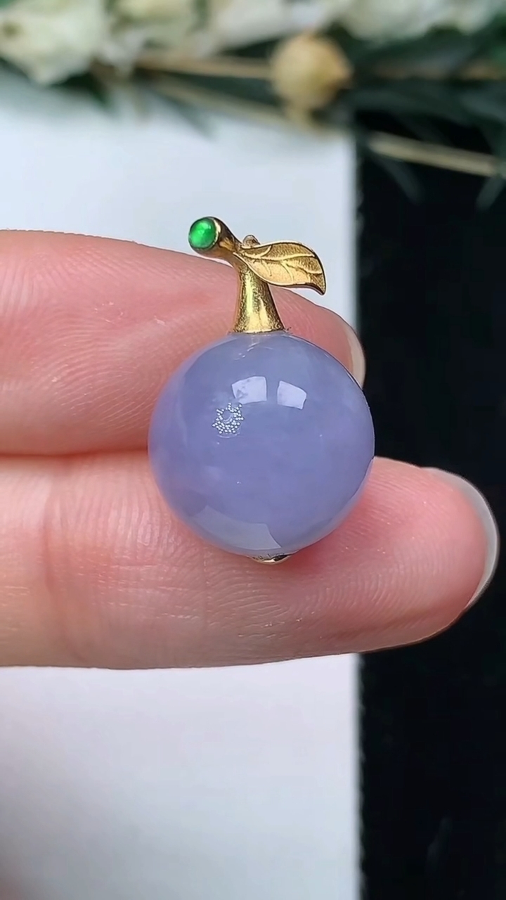 天然A货翡翠k金紫罗兰圆珠吊坠，尺寸12.3，重量:3.42g7月8日
工厂直销收藏佳品,种好水足，色泽均匀，有种有色，上手高大气！