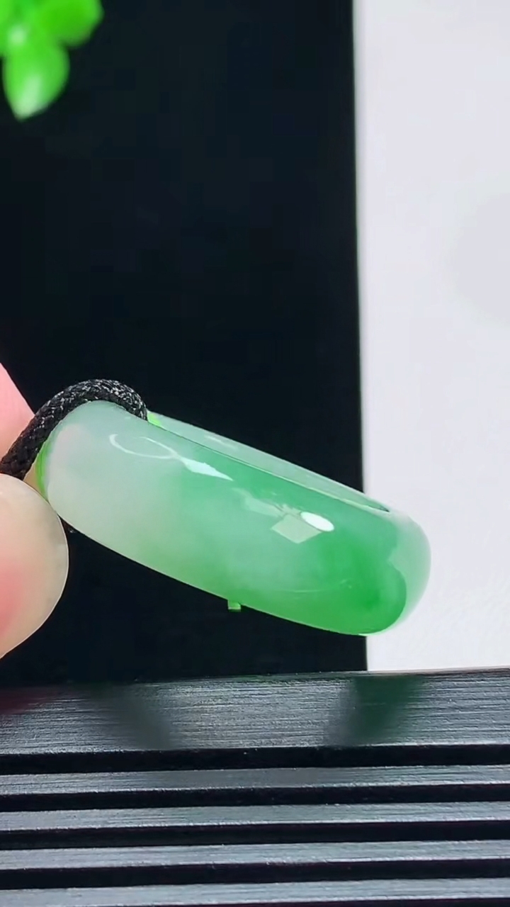 天然A货翡翠玉指环 戒指，尺寸19.6-8.2-4.2 重量:8.28g2026年7月8日
工厂直销收藏佳品,种好水足，色泽均匀，有种有色，上手高大气！