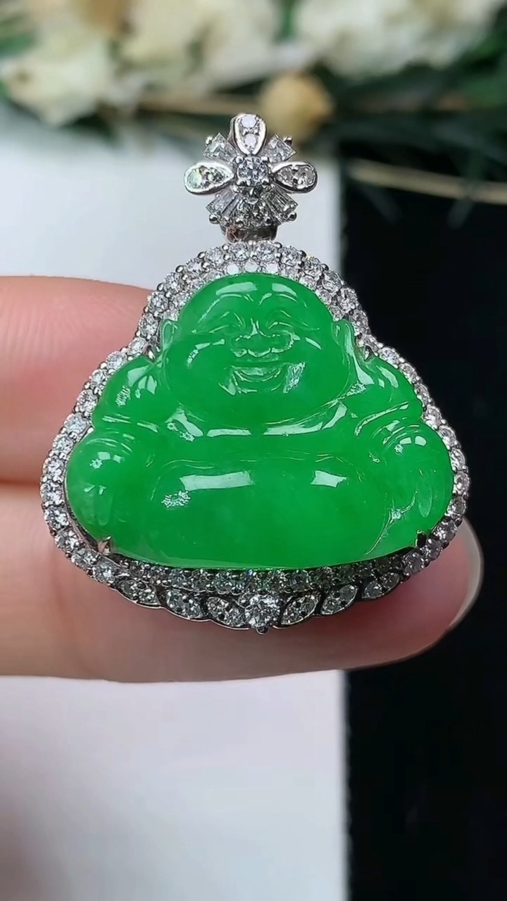 天然A货翡翠佛公吊坠，尺寸30.3-24.4-11.3，裸石16.3-21.2，重量:8.04g
7