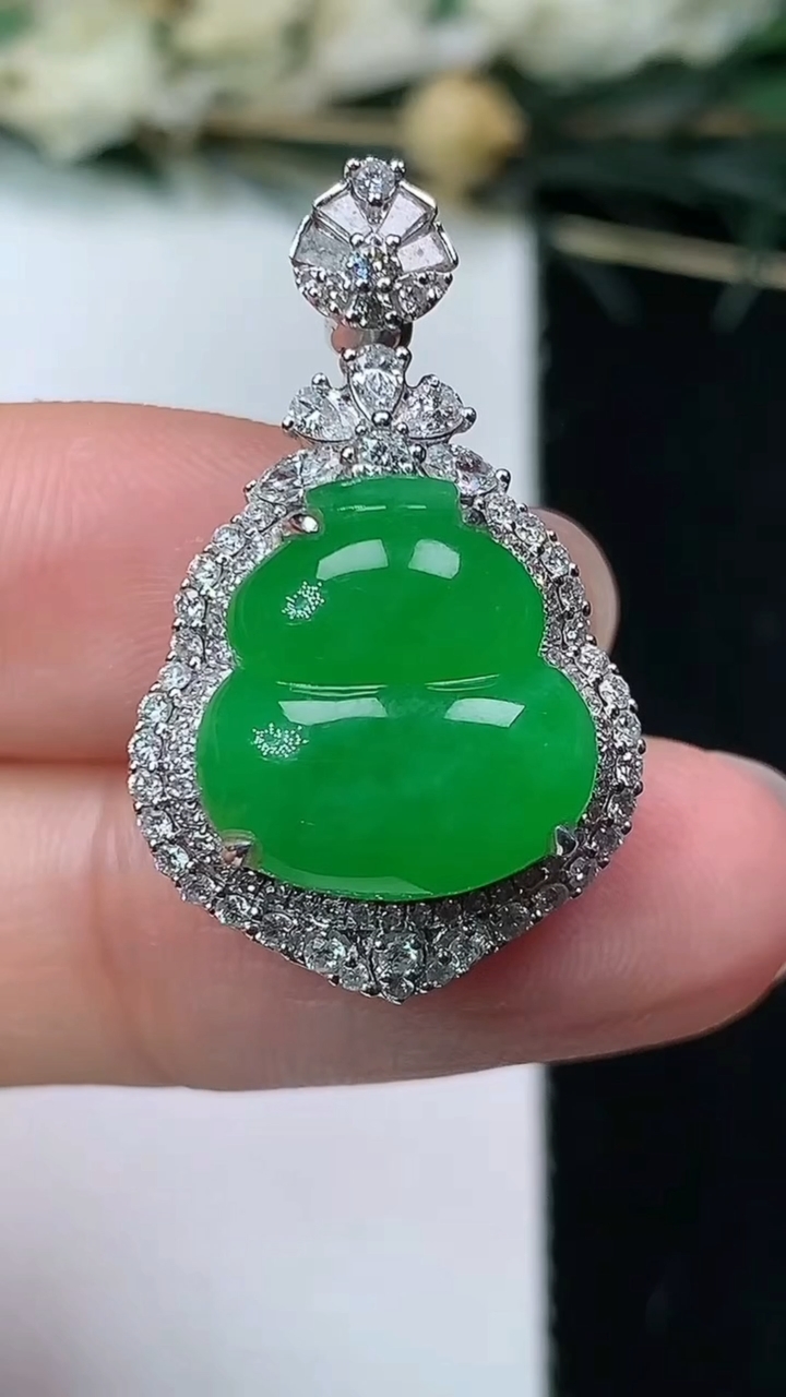 天然A货翡翠葫芦吊坠，尺寸28-17-10，裸石13.5-13，重量:5.88g
7月8日