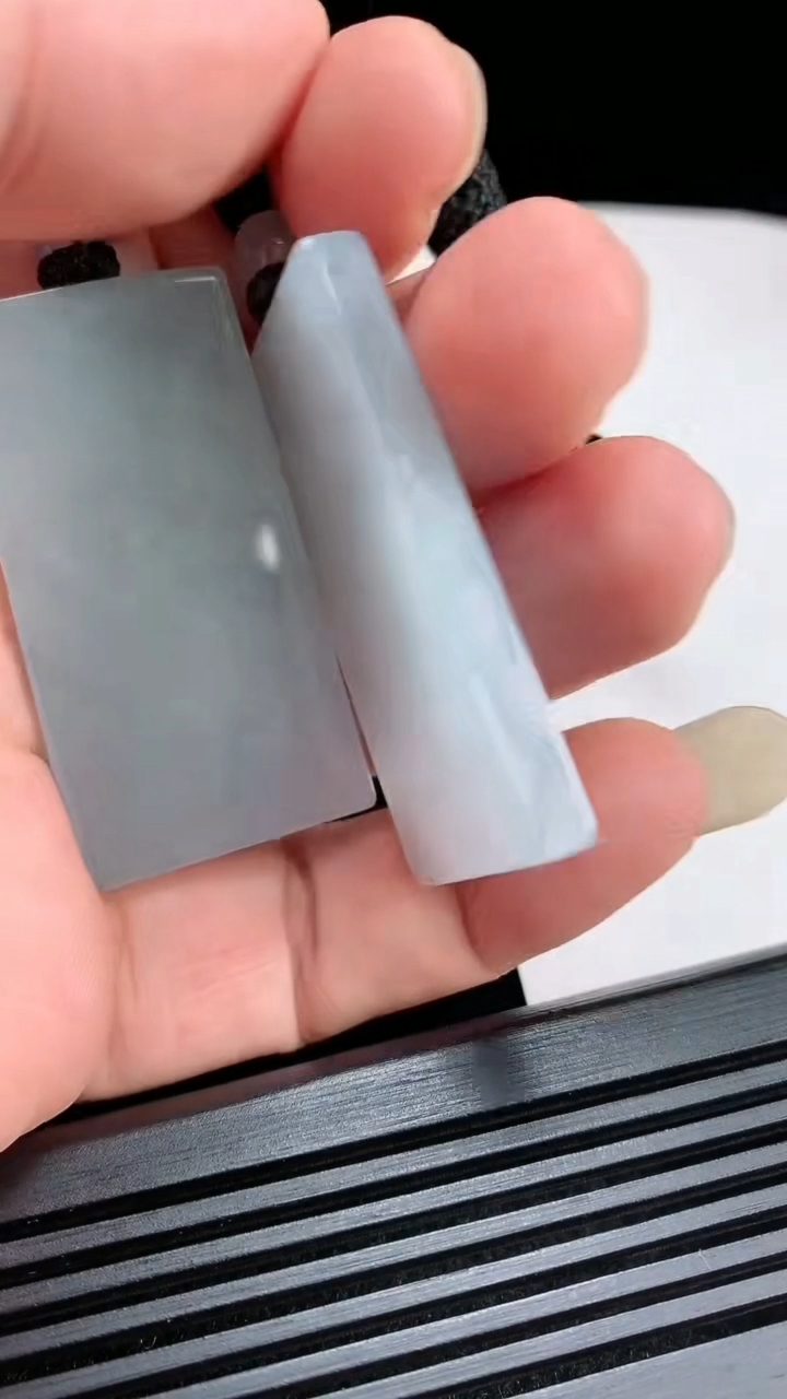 天然A货翡翠无事牌吊坠一对，尺寸47-25-5.5 重量:46.26g
7月8日