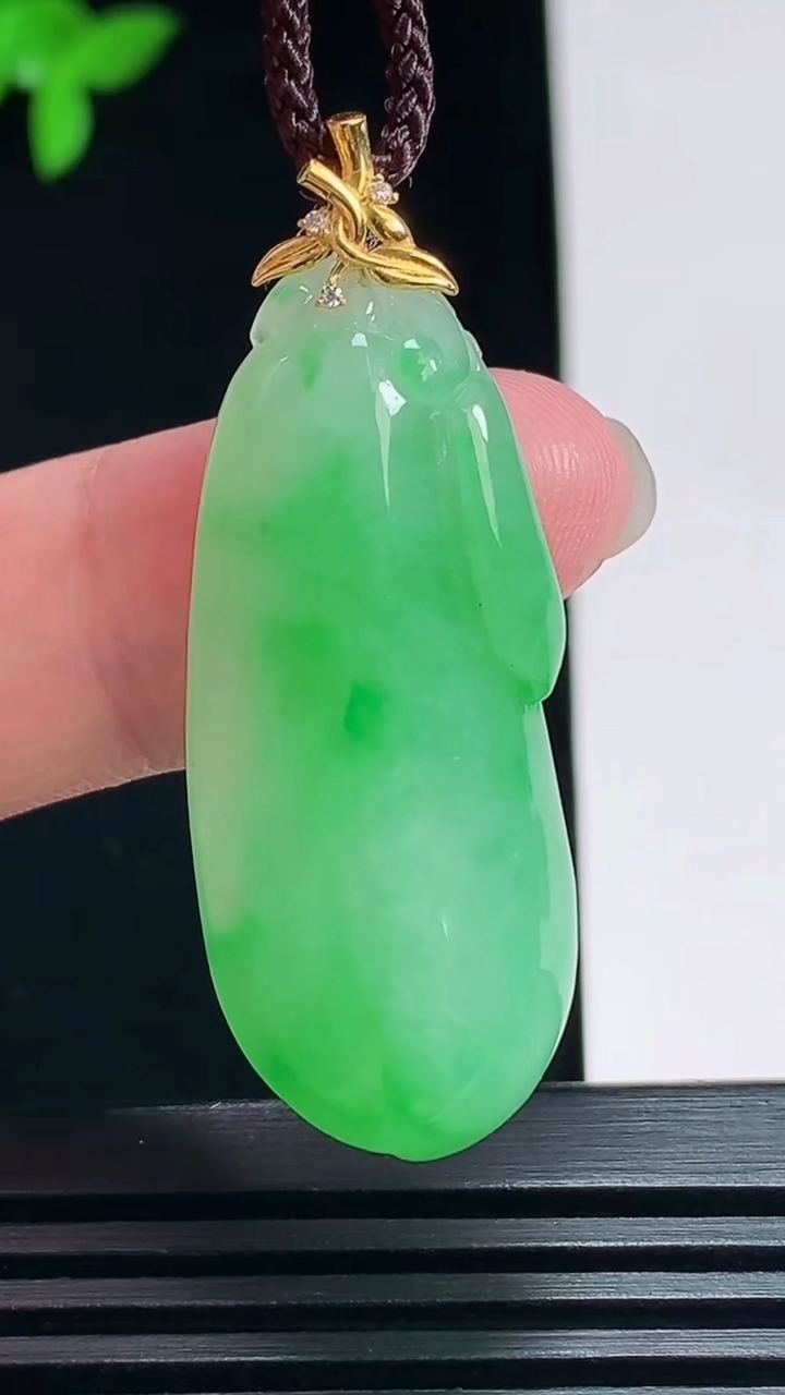 天然A货翡翠福瓜吊坠，尺寸36-16-8.5 重量:9.85g
7月8日