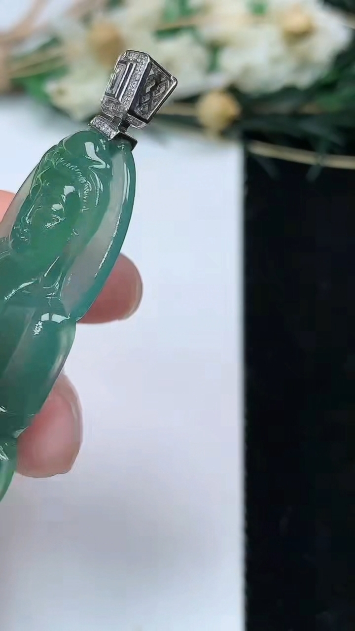 天然A货翡翠观音菩萨吊坠，尺寸43.5-27-4.7，重量:10.18g
7月8日