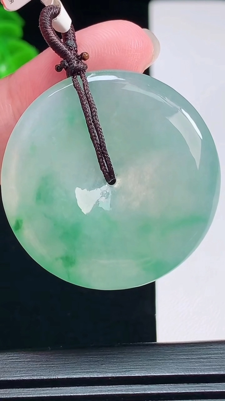 天然A货翡翠平安扣吊坠，尺寸35-5.6 重量:15.39g
7月8日