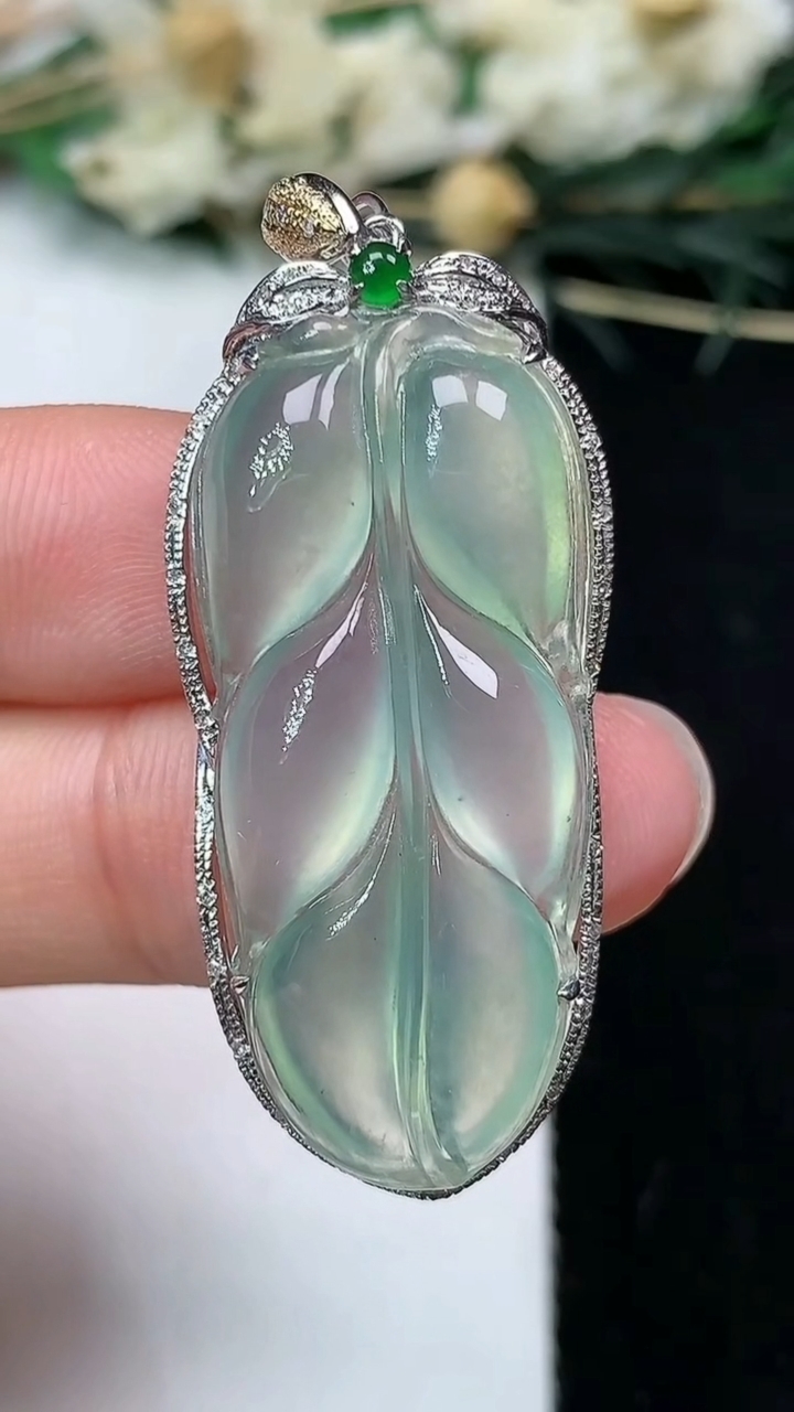 天然A货翡翠金枝玉叶 叶子吊坠，尺寸44-18-7，裸石34.2-15.8，重量:5.88g
7月8
