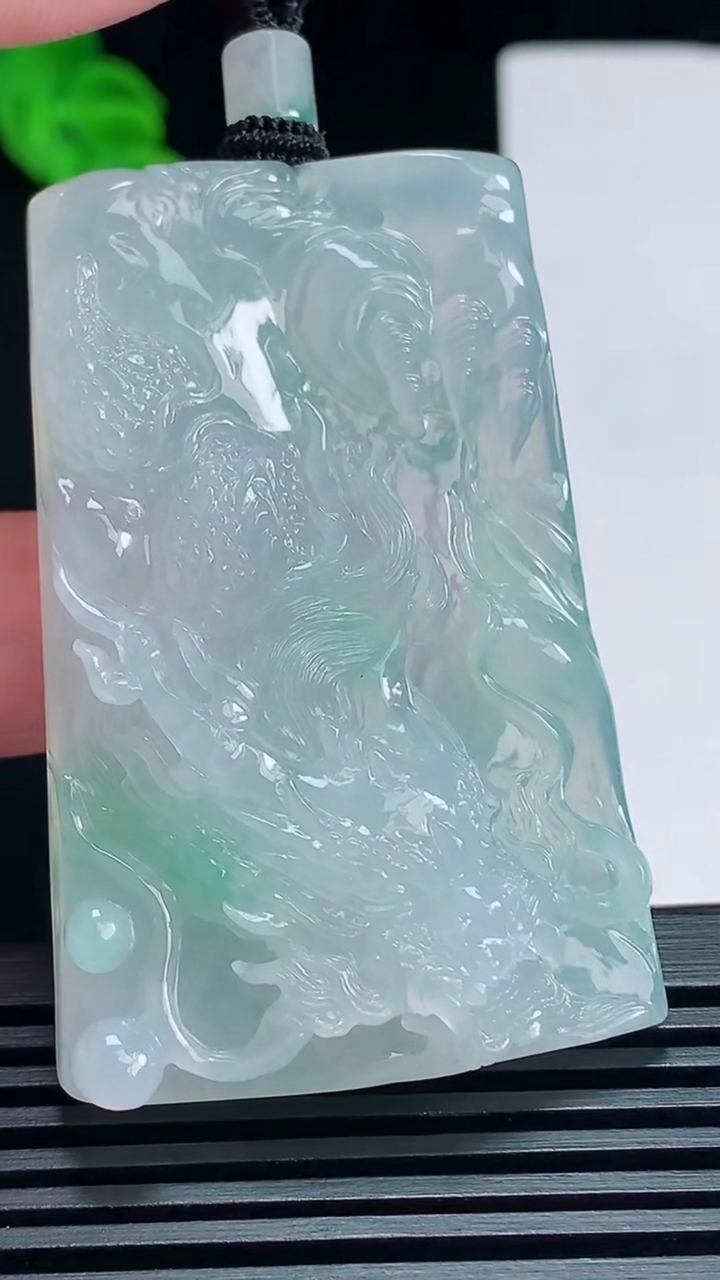 天然A货翡翠龙牌吊坠，尺寸55.6-36-10 重量:39.13g
7月8日