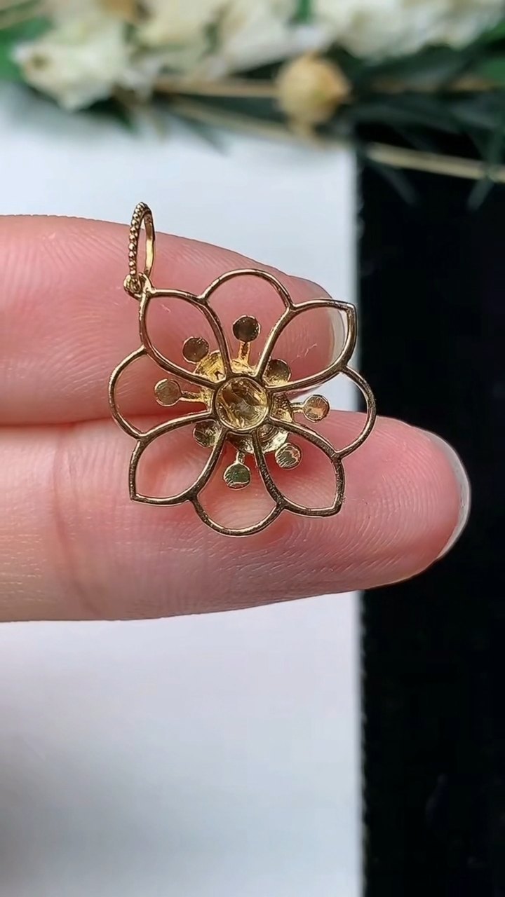 天然A货翡翠葫芦吊坠，尺寸23-17.5-4.4，裸石5.7-3，重量:2.00g
7月8日