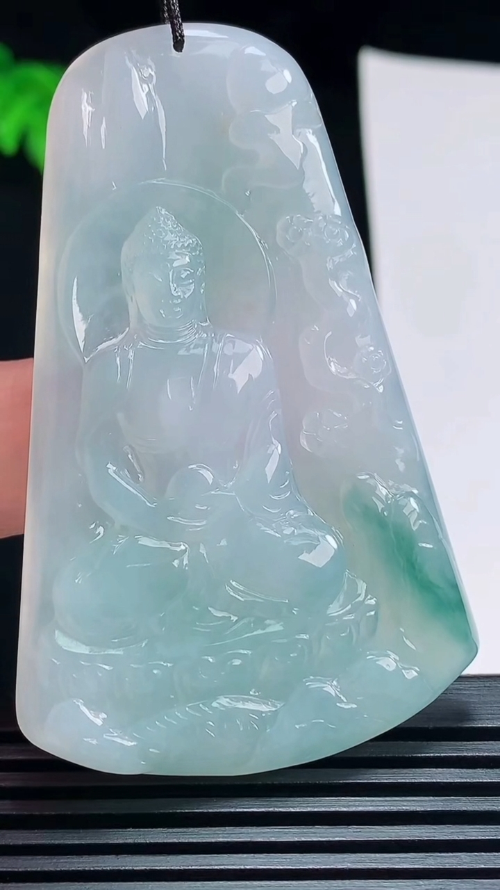 天然A货翡翠飘花大日如来佛吊坠，尺寸65.2-41.6-4.6 重量:27.90g
7月8日
