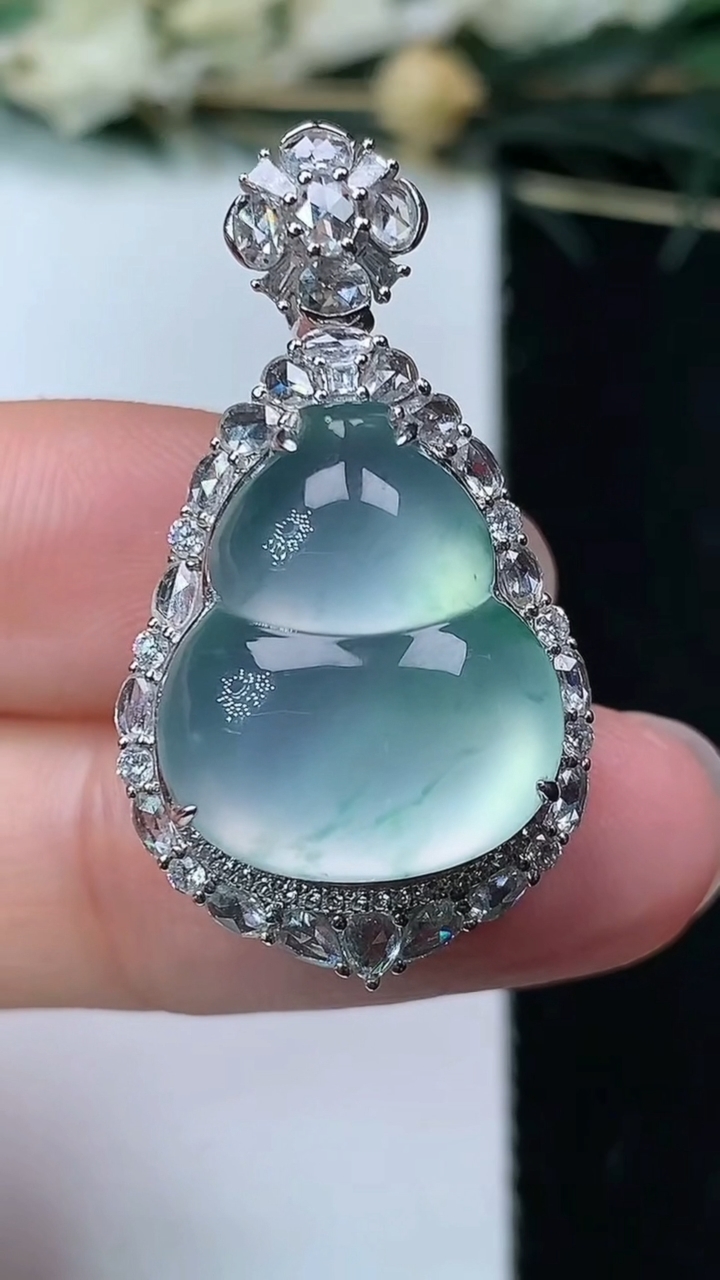 天然A货翡翠飘花葫芦吊坠，尺寸31.9-17.6-11.8，裸石17-14.4，重量:6.84g
7
