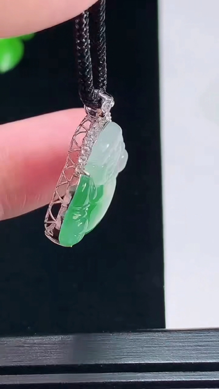 天然A货翡翠佛公吊坠，尺寸24-23.8-6.3，裸石18-23.5 重量:4.65g
7月8日