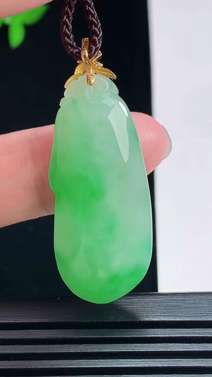 天然A货翡翠福瓜吊坠，尺寸36-16-8.5 重量:9.85g
7月8日