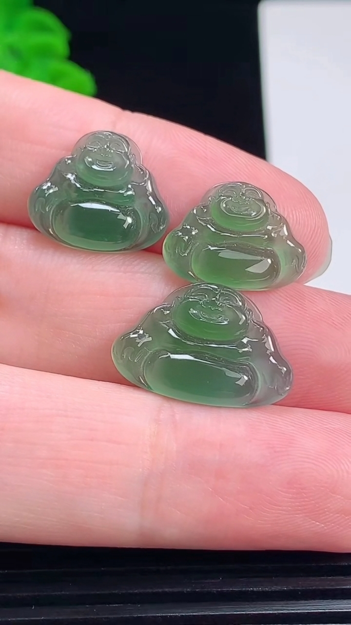 天然A货翡翠佛公镶嵌件一手，尺寸12.6-19-2.8 重量:3.37g
7月8日