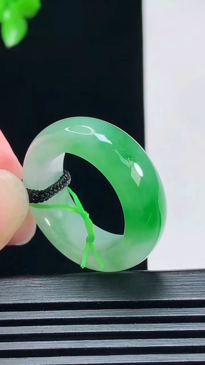 天然A货翡翠玉指环 戒指，尺寸19.6-8.2-4.2 重量:8.28g2026年7月8日
工厂直销收藏佳品,种好水足，色泽均匀，有种有色，上手高大气！