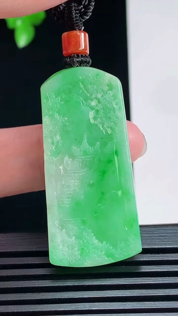 天然A货翡翠山水牌吊坠，尺寸43-19.5-9 重量:18.50g
7月8日