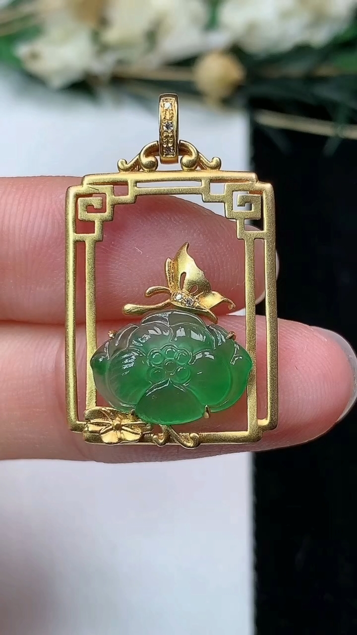 天然A货翡翠满绿和和美美 荷花吊坠，尺寸29-17.3-3.9，裸石9-13，重量:2.28g
7月