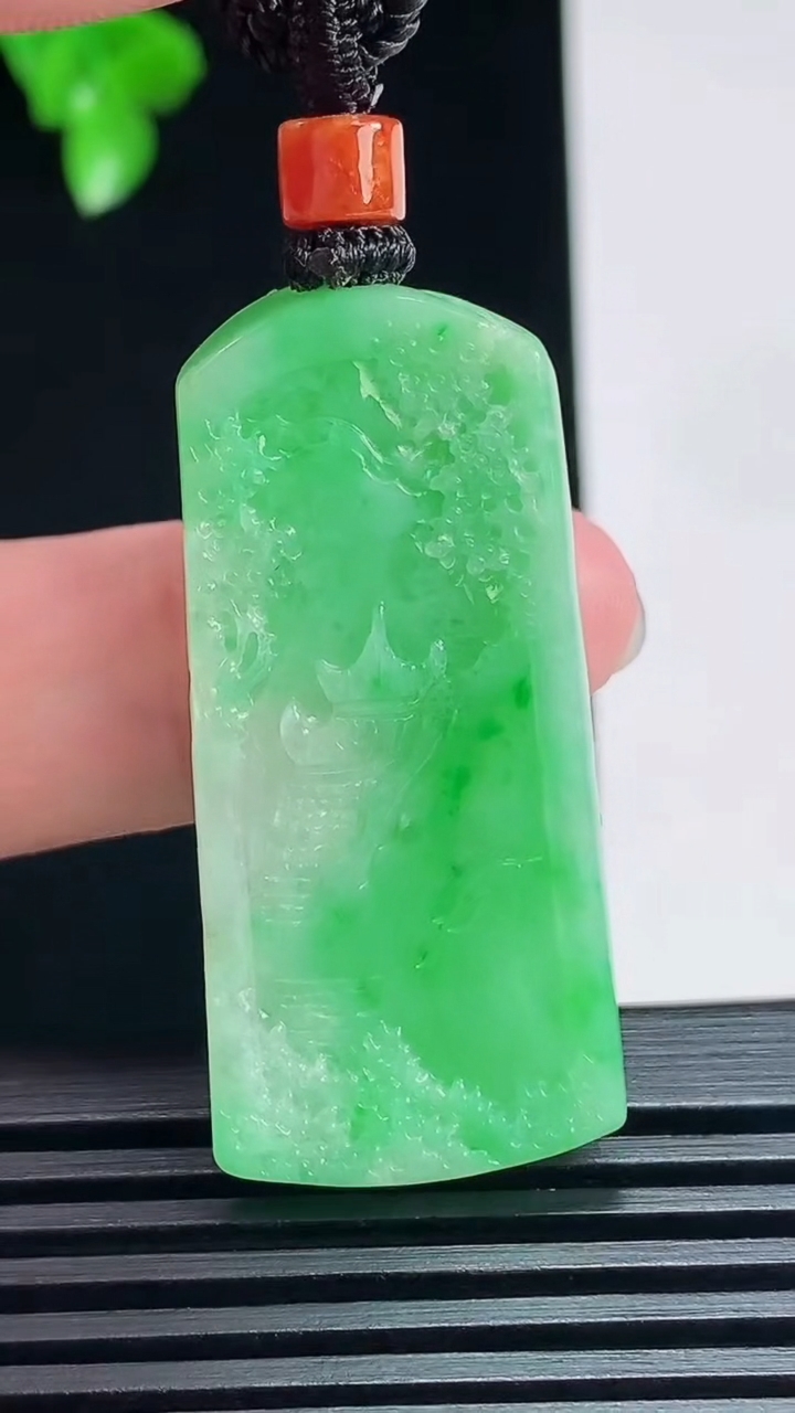 天然A货翡翠山水牌吊坠，尺寸43-19.5-9 重量:18.50g
7月8日
