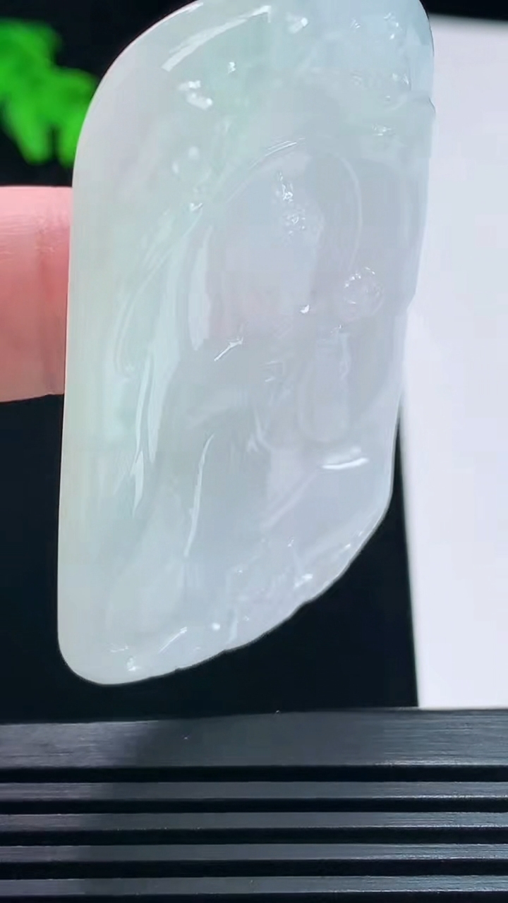 天然A货翡翠阿弥陀佛吊坠，尺寸59.2-35-5.5 重量:26.33g
7月8日