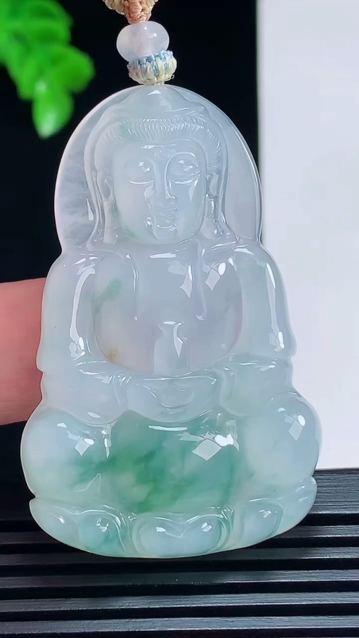 天然A货翡翠冰种飘花正装观音吊坠，尺寸50-32.2-5.3 重量:18.11g
7月8日