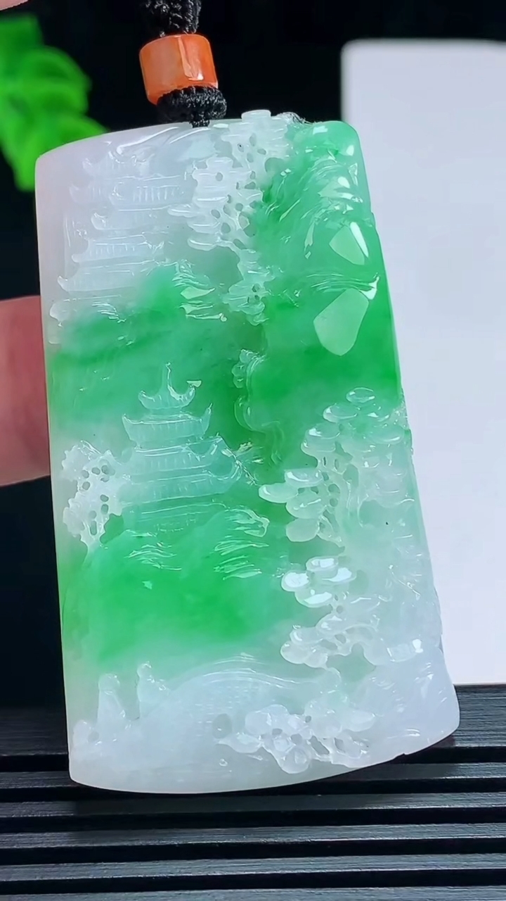 天然A货翡翠山水牌吊坠，尺寸54-32-7 重量:29.82g
7月8日