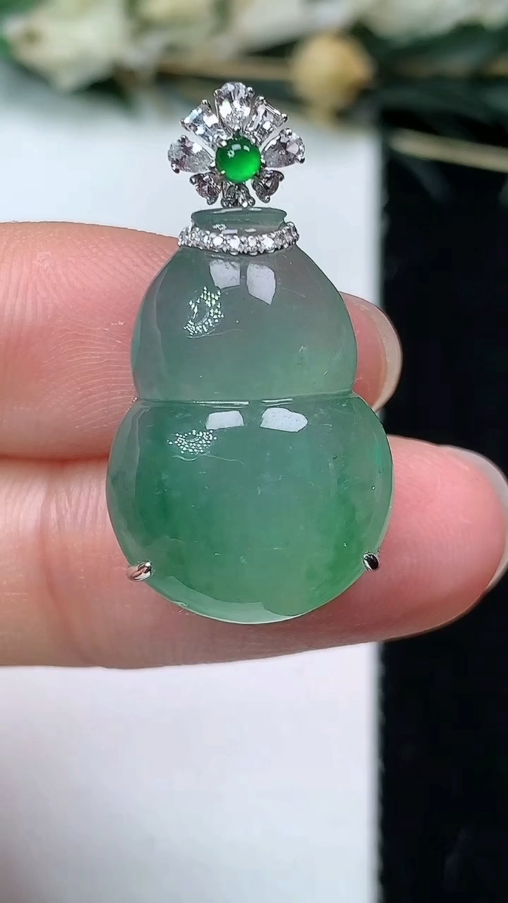 天然A货翡翠葫芦吊坠，尺寸21-14.8-7.9，重量:3.63g
7月8日