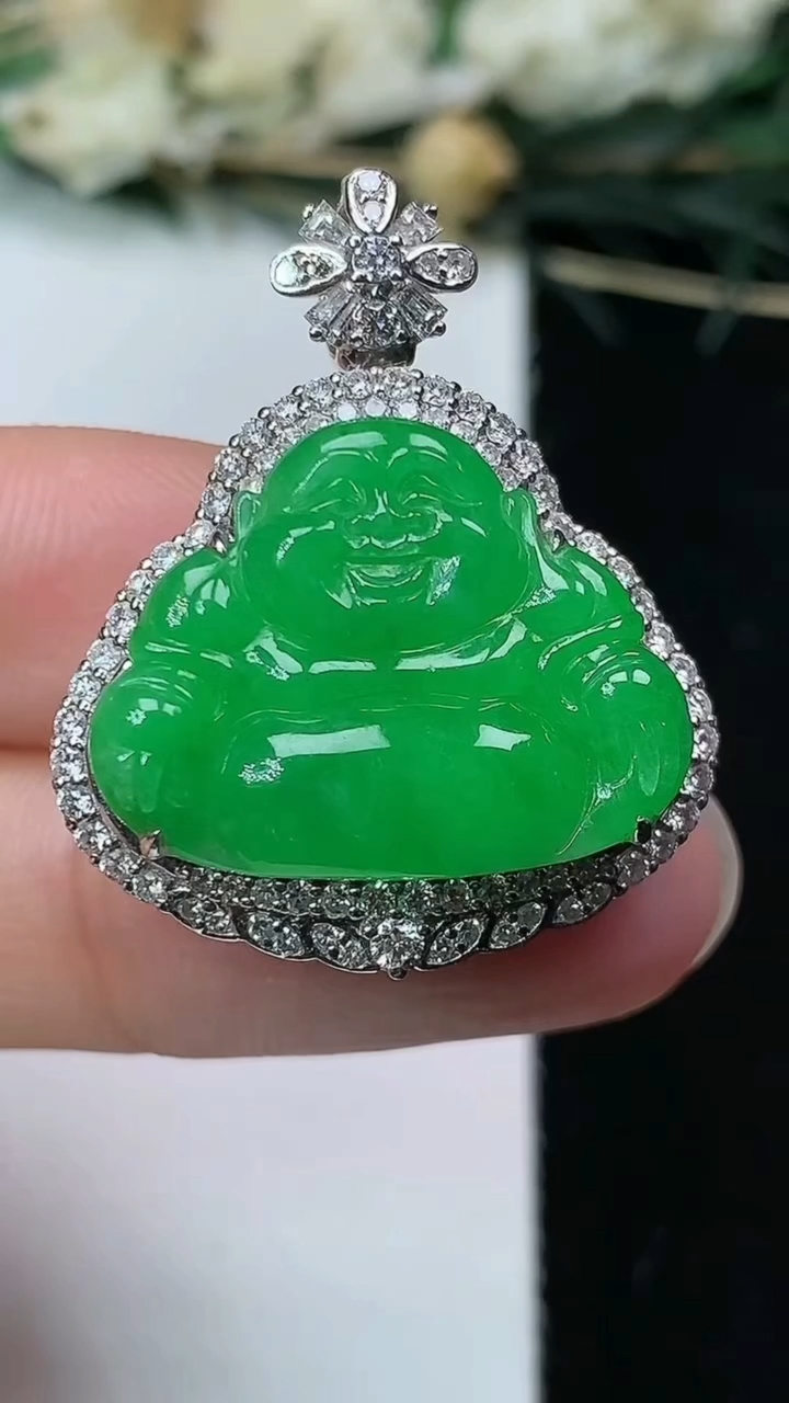 天然A货翡翠佛公吊坠，尺寸30.3-24.4-11.3，裸石16.3-21.2，重量:8.04g
7月8日