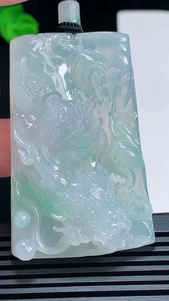 天然A货翡翠龙牌吊坠，尺寸55.6-36-10 重量:39.13g
7月8日