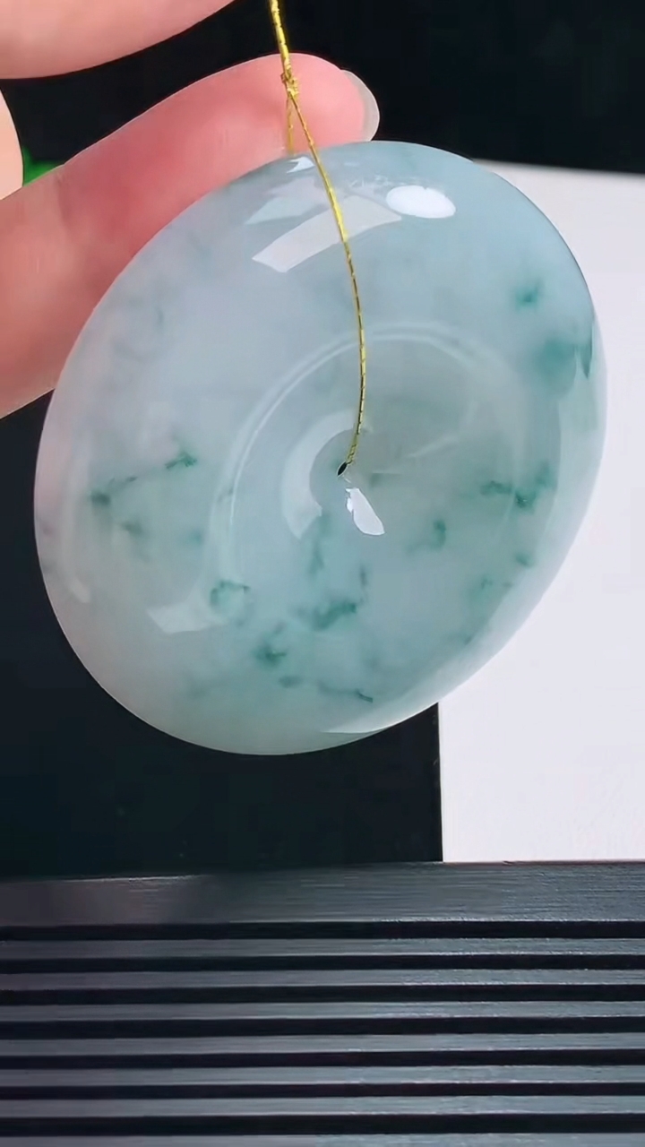 天然A货翡翠飘花平安扣吊坠，尺寸53-12 重量:68.08g
7月8日