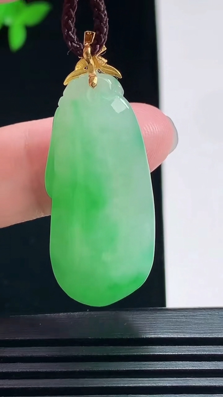 天然A货翡翠福瓜吊坠，尺寸36-16-8.5 重量:9.85g
7月8日