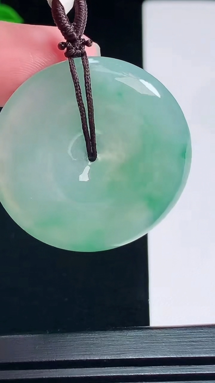 天然A货翡翠平安扣吊坠，尺寸35-5.6 重量:15.39g
7月8日