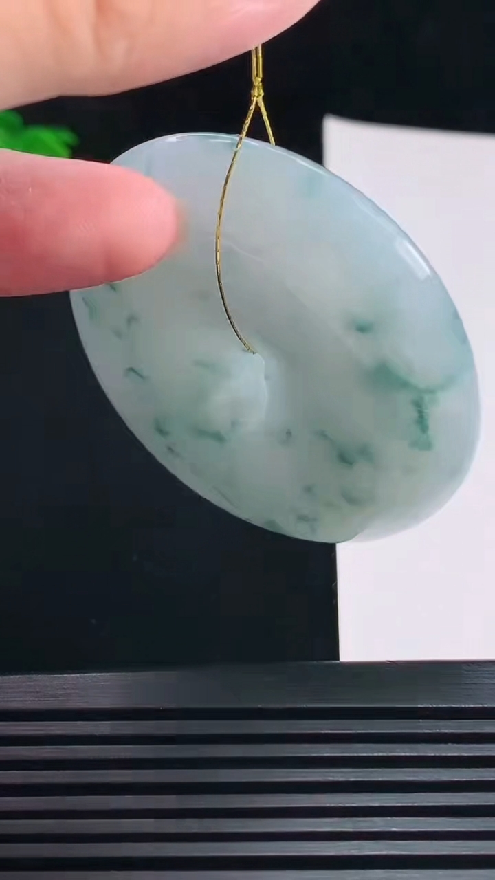 天然A货翡翠飘花平安扣吊坠，尺寸53-12 重量:68.08g
7月8日
