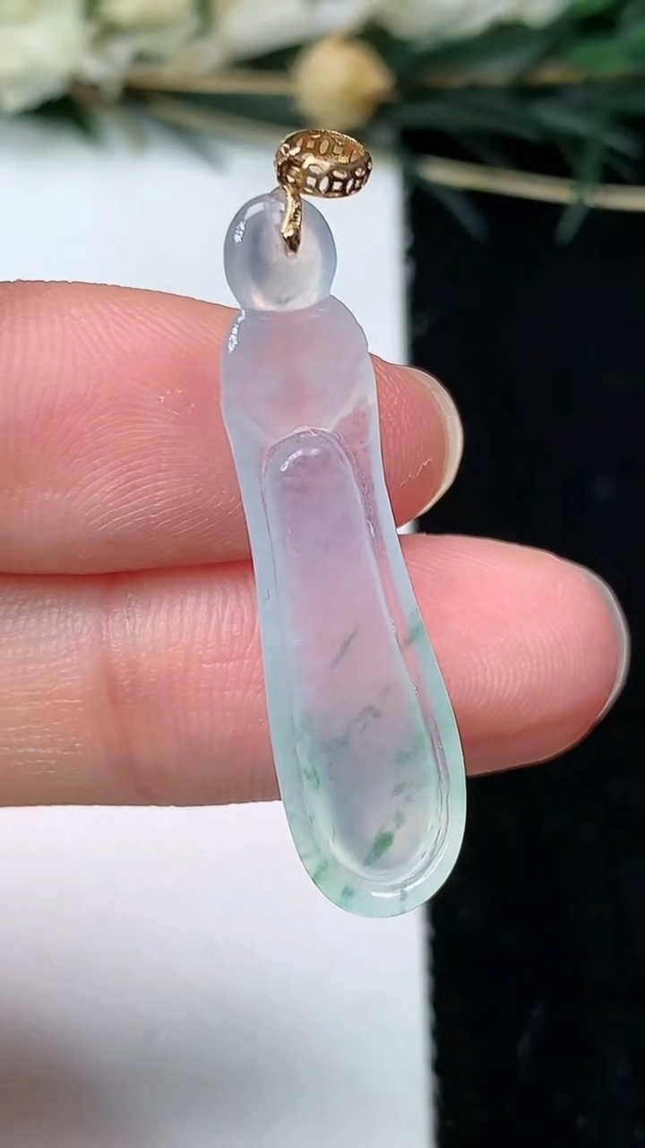 天然A货翡翠飘花福瓜吊坠，尺寸32.4-8.4-4.2，重量:1.98g
7月8日