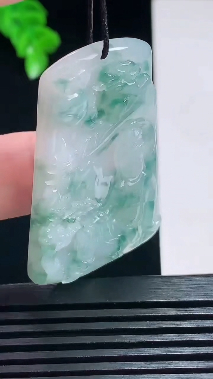 天然A货翡翠观音吊坠，尺寸49.5-30.5-5.8 重量:17.50g
7月8日