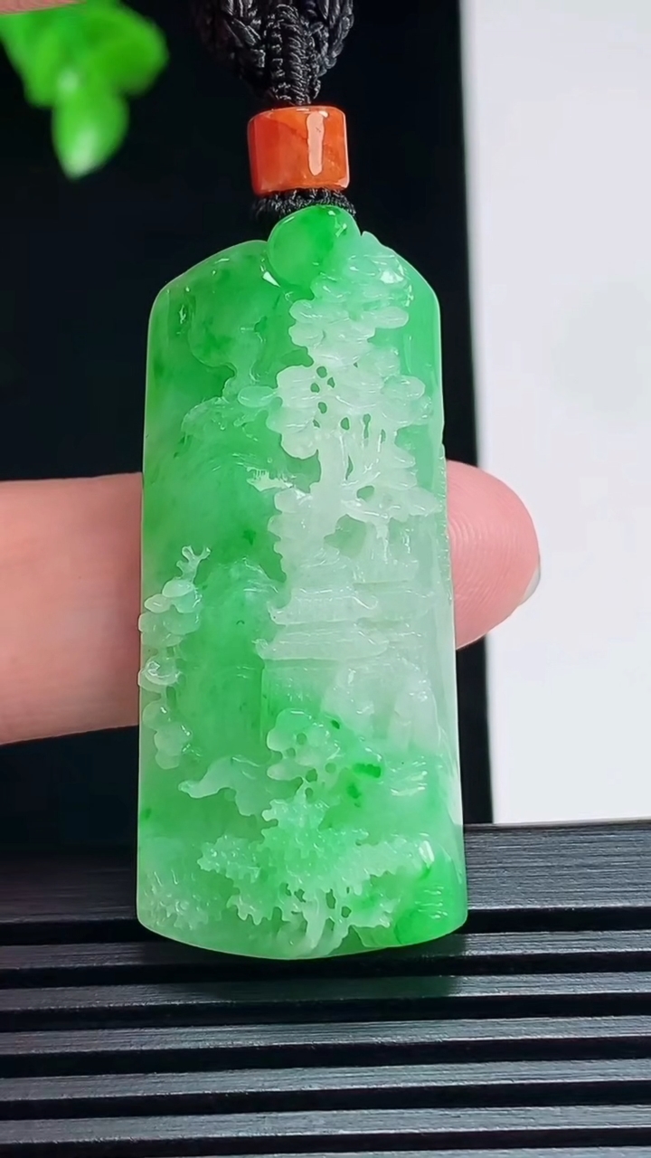 天然A货翡翠山水牌吊坠，尺寸43-19.5-9 重量:18.50g
7月8日