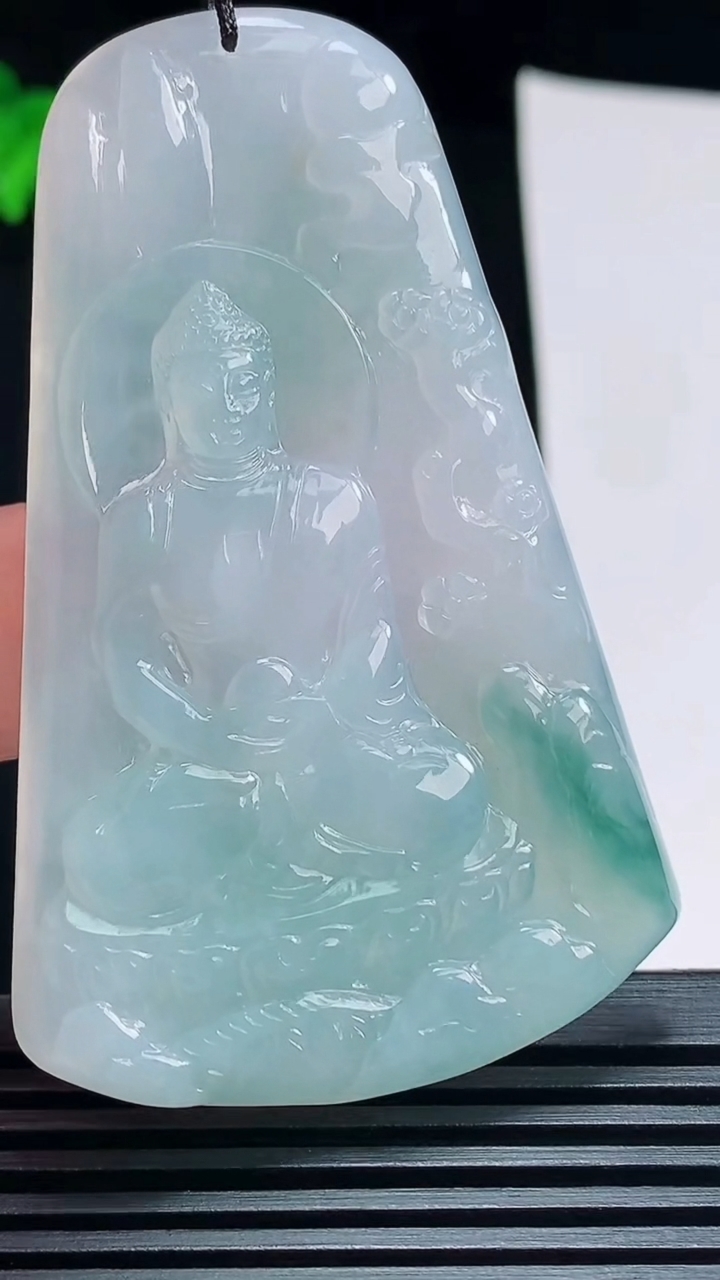 天然A货翡翠飘花大日如来佛吊坠，尺寸65.2-41.6-4.6 重量:27.90g
7月8日