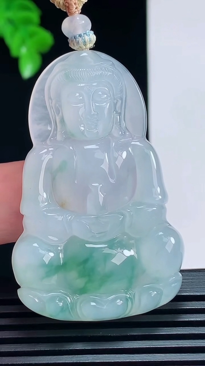 天然A货翡翠冰种飘花正装观音吊坠，尺寸50-32.2-5.3 重量:18.11g
7月8日