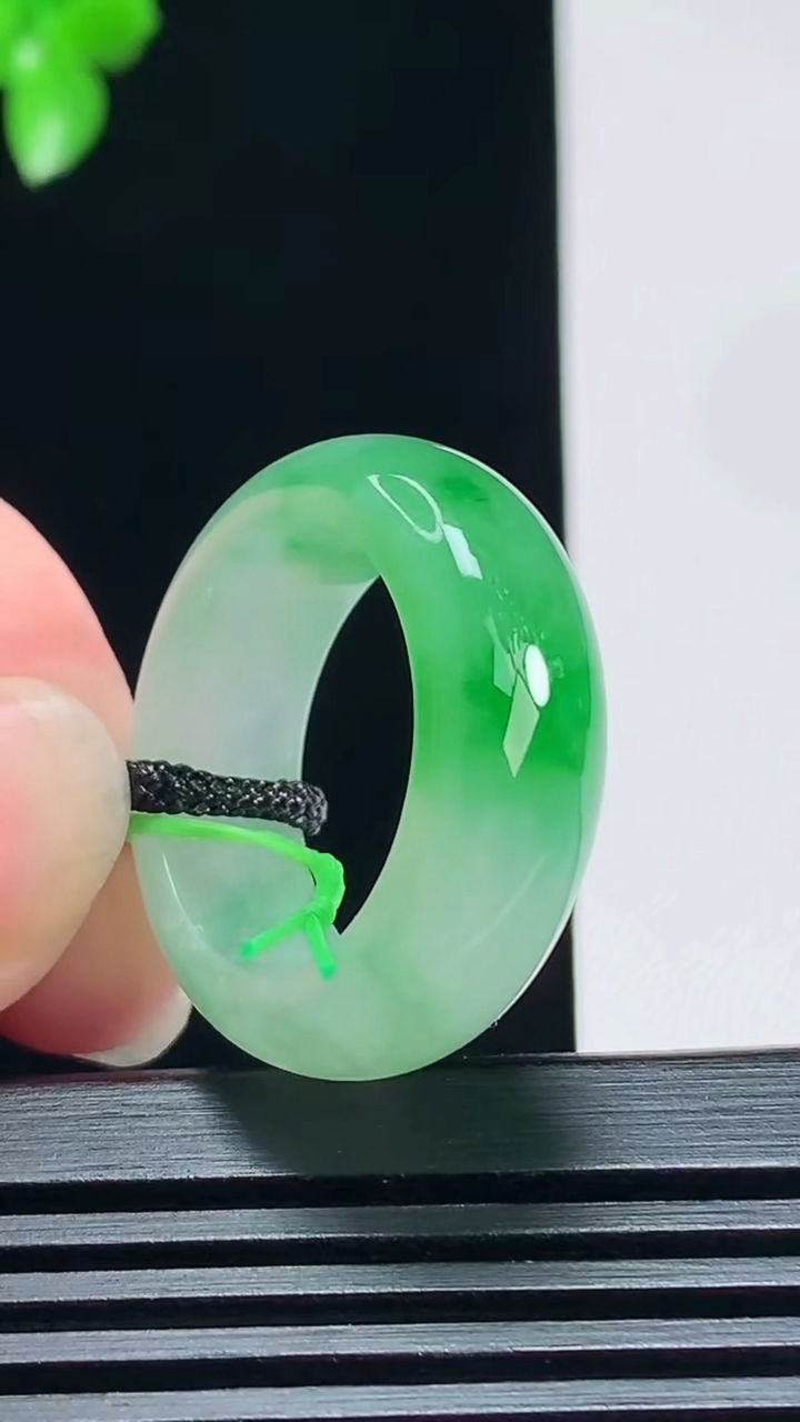 天然A货翡翠玉指环 戒指，尺寸19.6-8.2-4.2 重量:8.28g2026年7月8日
工厂直销