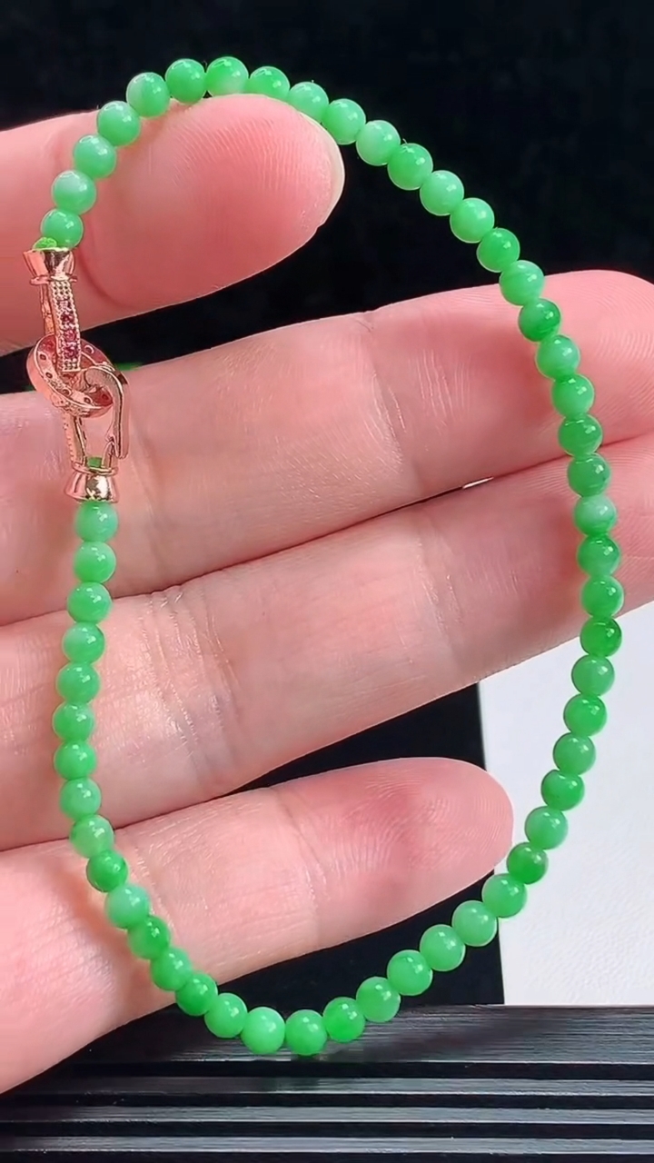 天然A货翡翠小米圆珠手串，尺寸3.5-54颗 重量:5.12g7月8日
工厂直销收藏佳品,种好水足，色泽均匀，有种有色，上手高大气！