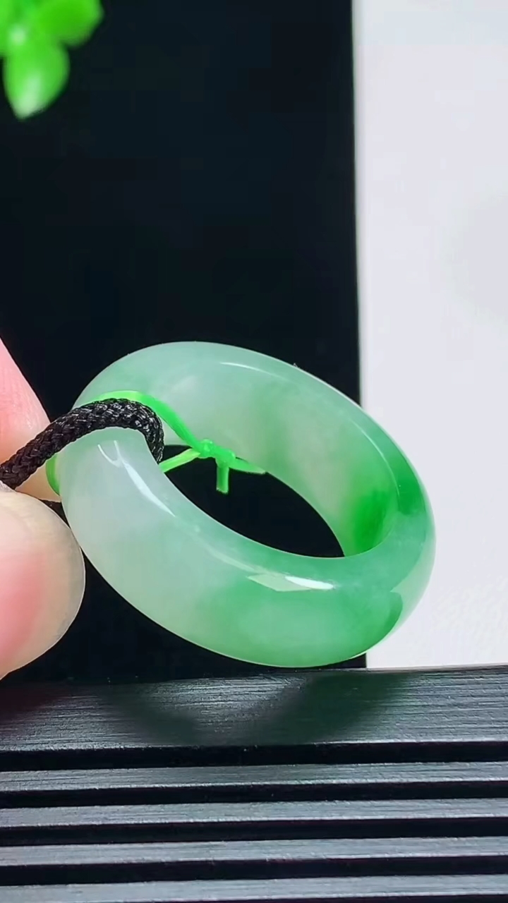 天然A货翡翠玉指环 戒指，尺寸19.6-8.2-4.2 重量:8.28g2026年7月8日
工厂直销收藏佳品,种好水足，色泽均匀，有种有色，上手高大气！